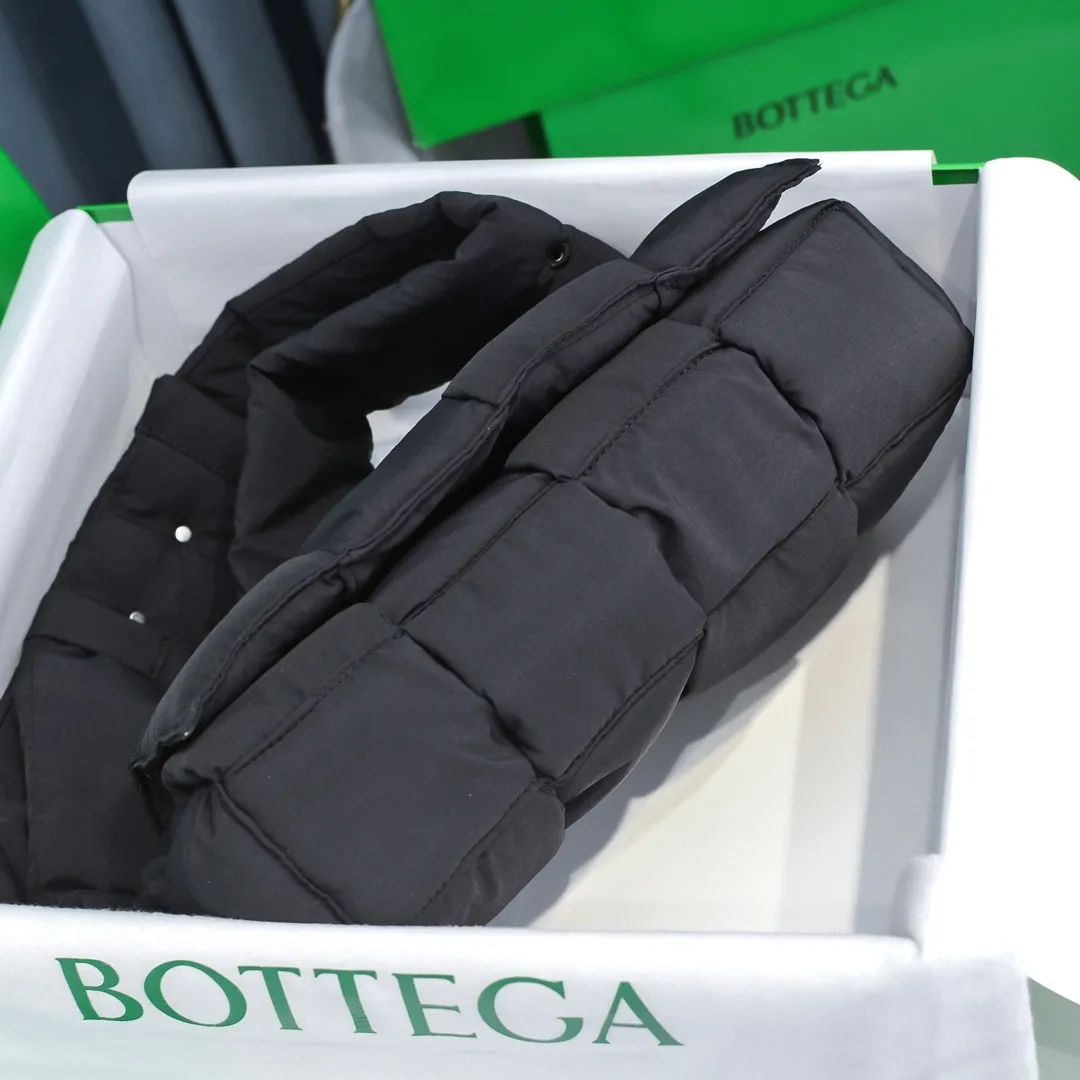 #𝐂𝐀𝐒𝐒𝐄𝐓𝐓𝐄 Nylon tofu tofu bag This Cassette is so cute, its cute appearance does not affect its practicality and the capacity is good! The fabric is low-key and very textured, suitable for daily wear with casual wear. The cross-woven design of the wide cloth is really stunning. The bag has a puffy shape and feels like a piece of tofu. It can be worn on one shoulder, cross-body or as a waist bag. You can also adjust the shoulder strap to the size of the bag under the armpit, so you can have it all! S30x15cm【8951#】